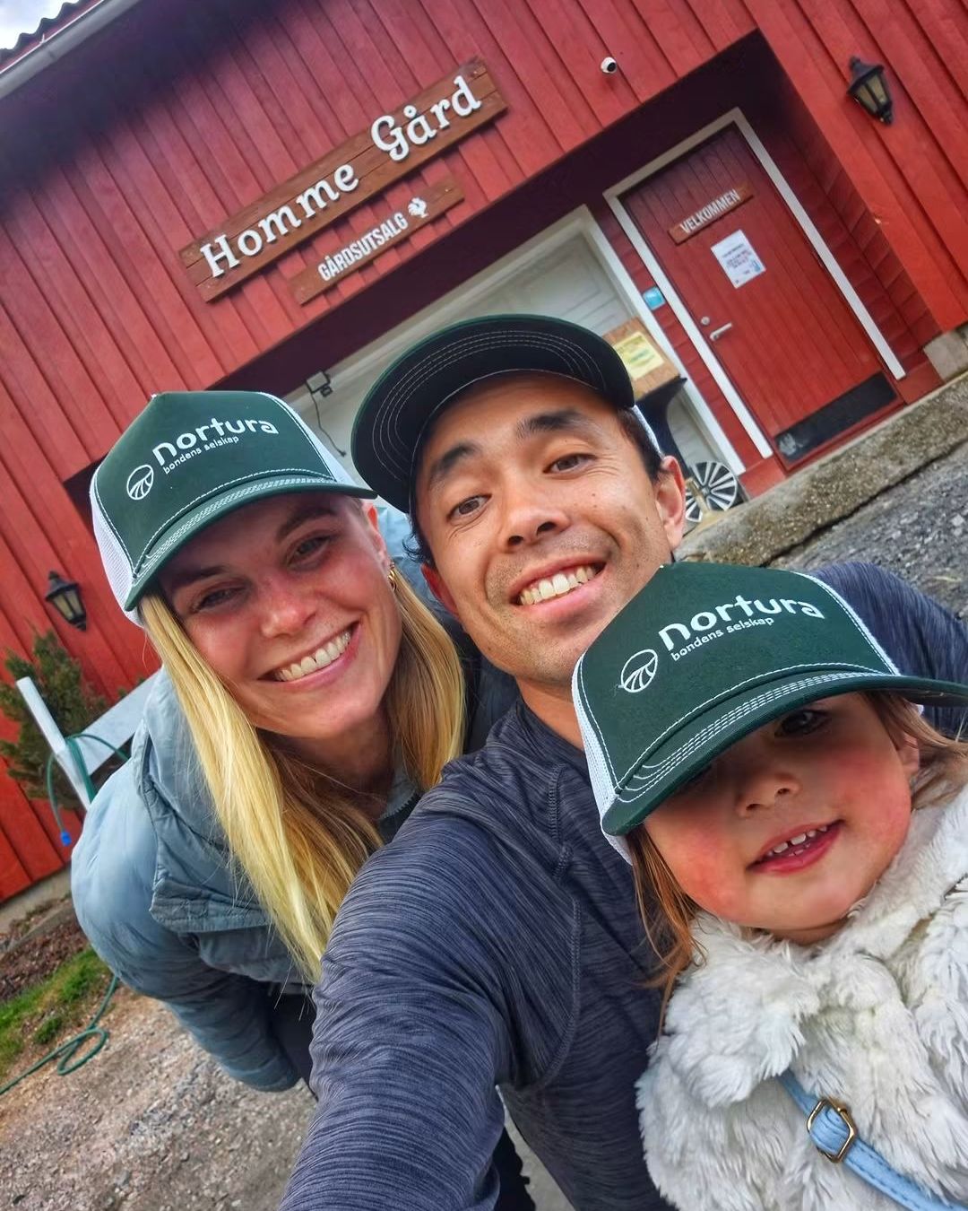 Familien Steinsland utenfor gårdsutsalget på Homme Gård
